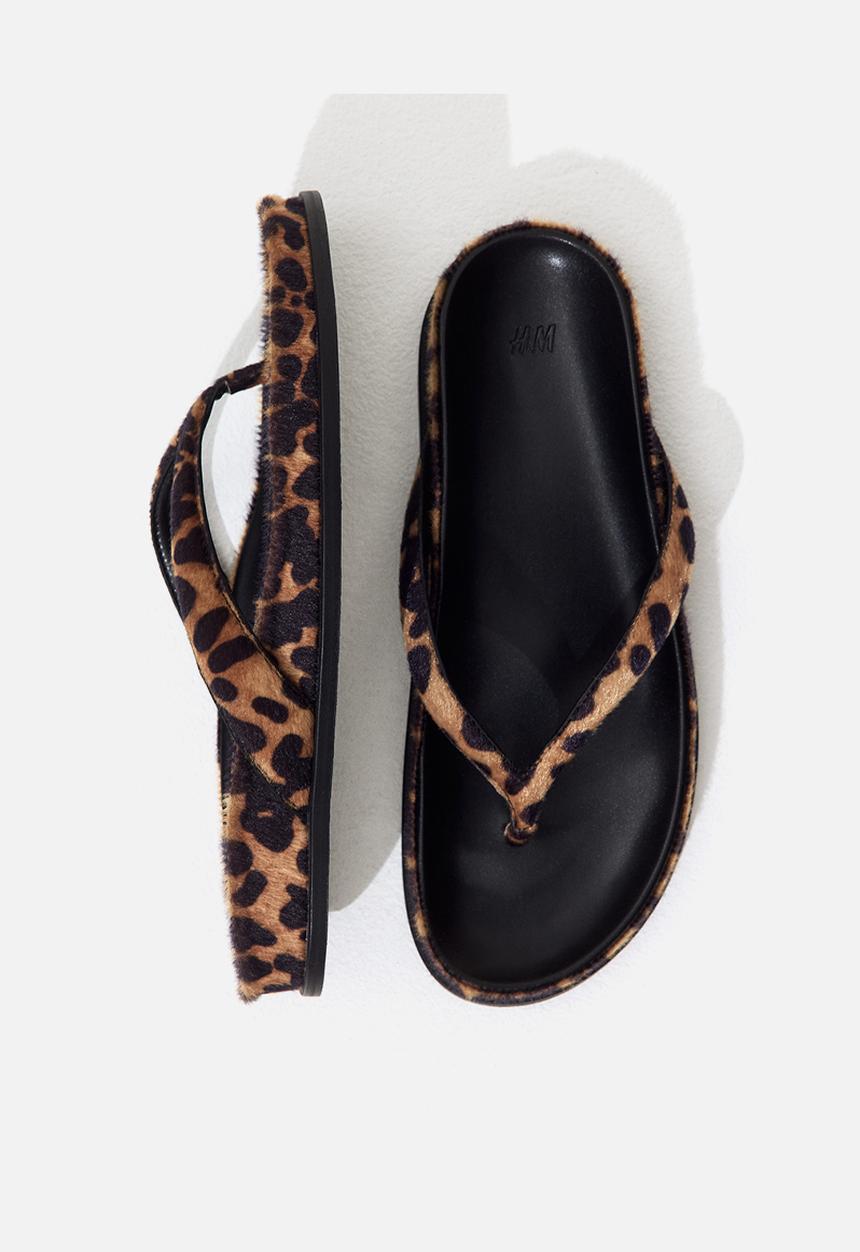 H&M - Footbed flip-flops - beige/leopard print