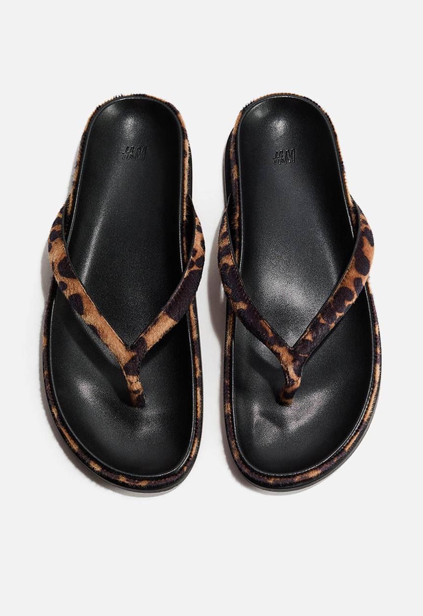H&M - Footbed flip-flops - beige/leopard print