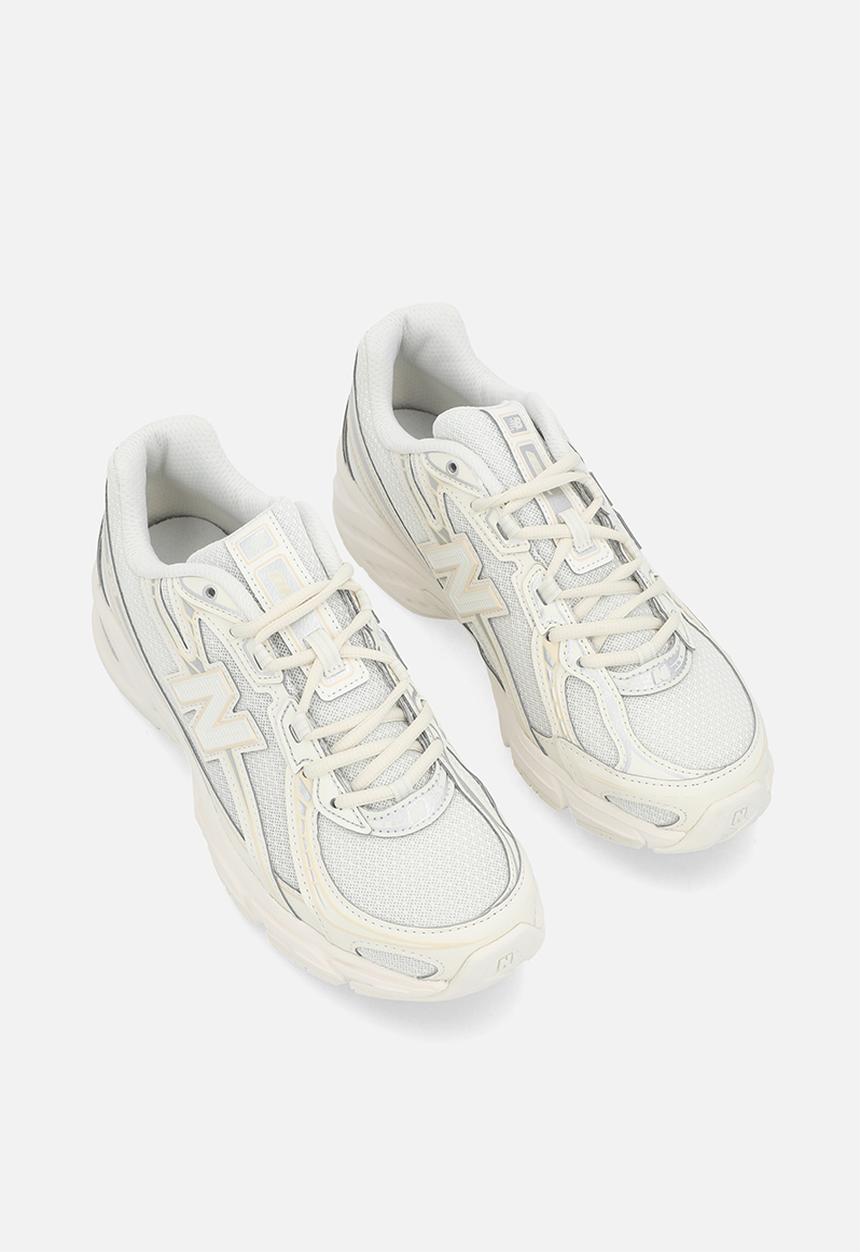 New Balance  - 740