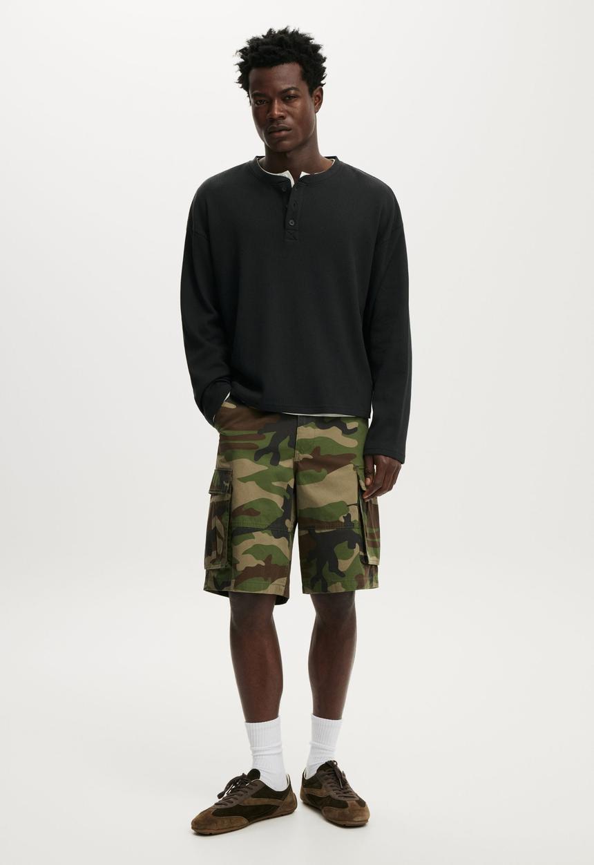 Cotton On - Baggy Cargo Short - Jungle Camo
