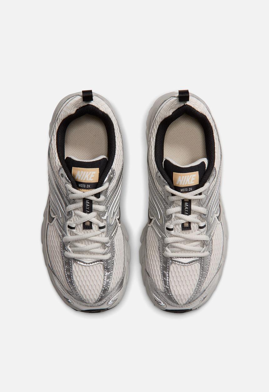 Nike - Nike air max moto 2k grade school - light bone/black/ metallic silver