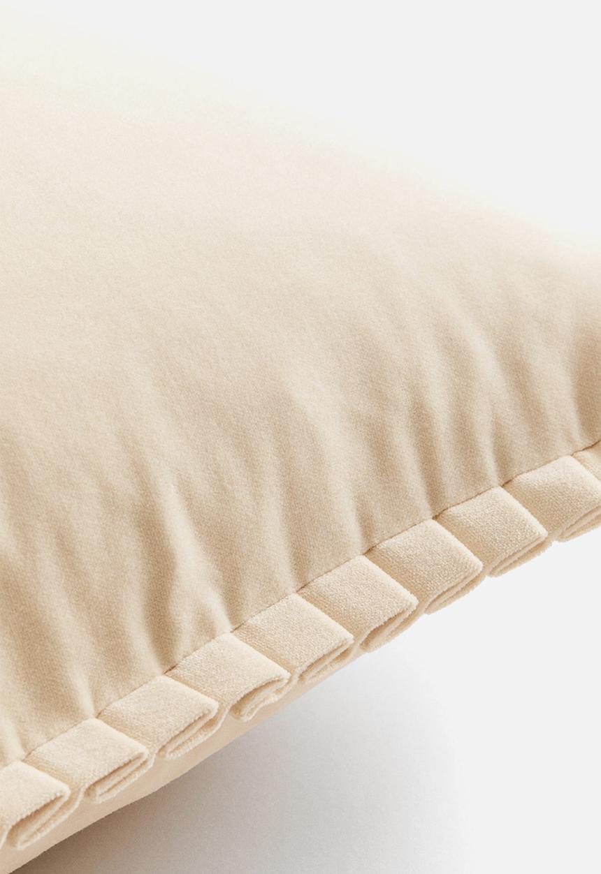 H&M - Pleated velvet cushion cover - light beige
