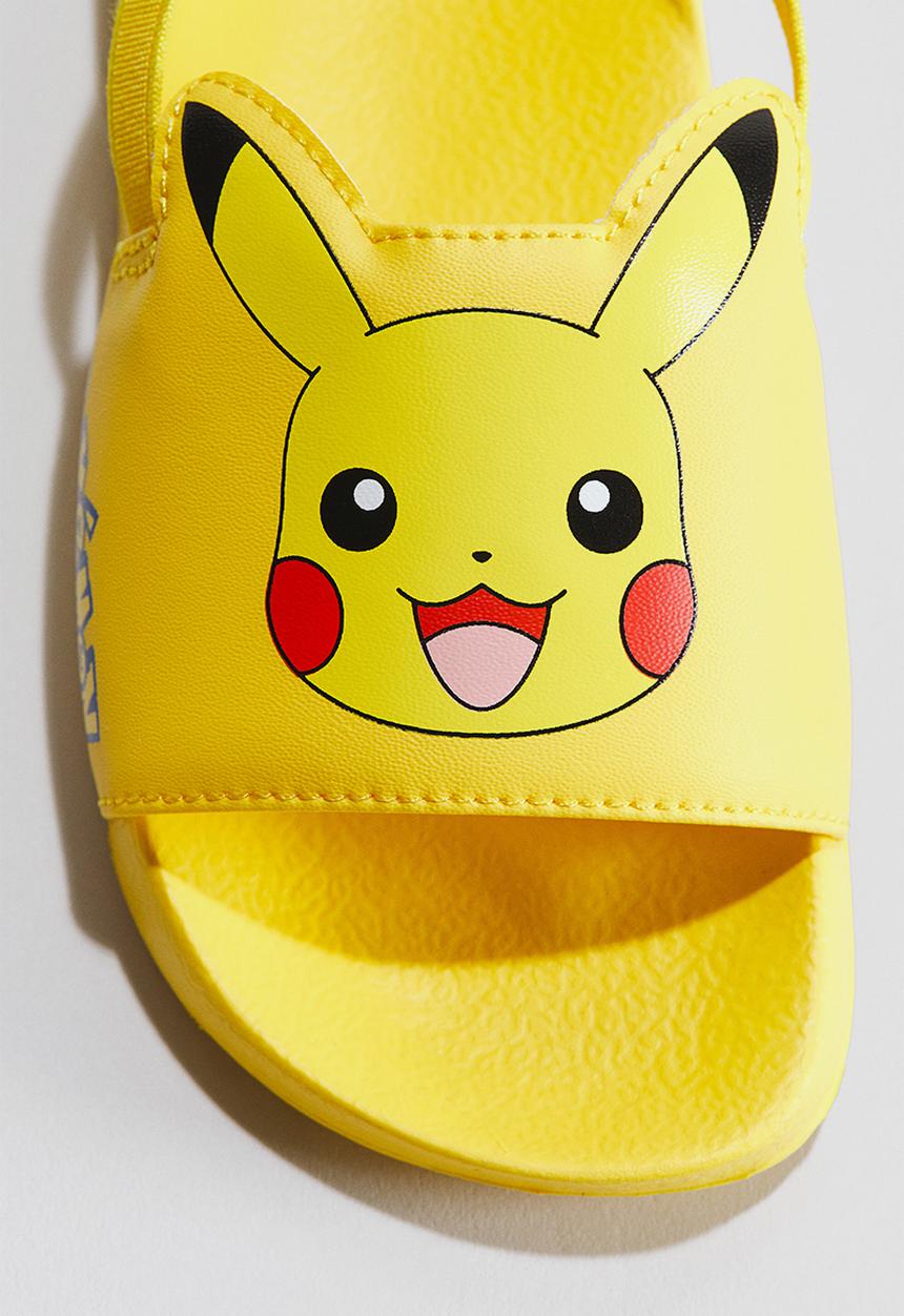 H&M - Pool slides - yellow/pokémon