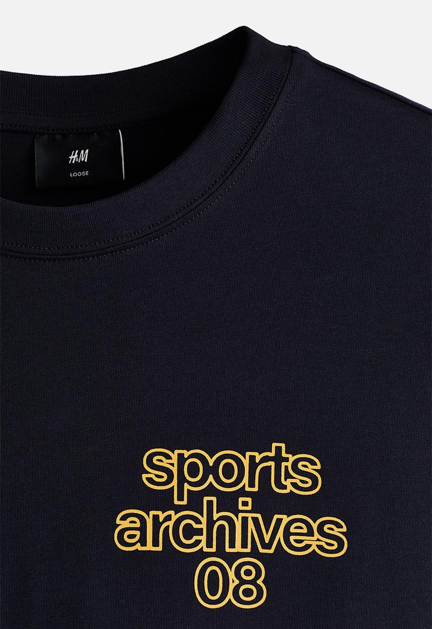H&M - Loose fit printed t-shirt - dark grey/sports archives 08