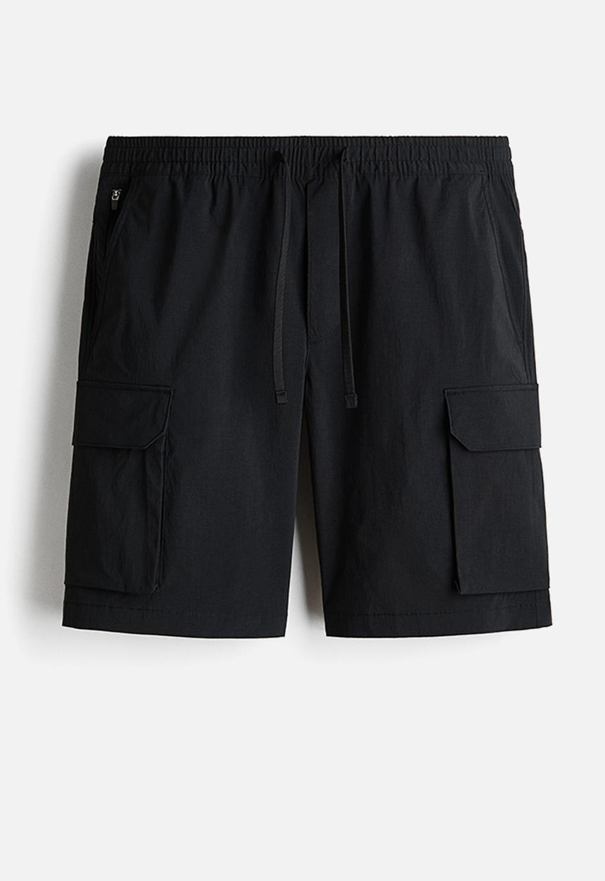 H&M - Regular fit cargo shorts - black