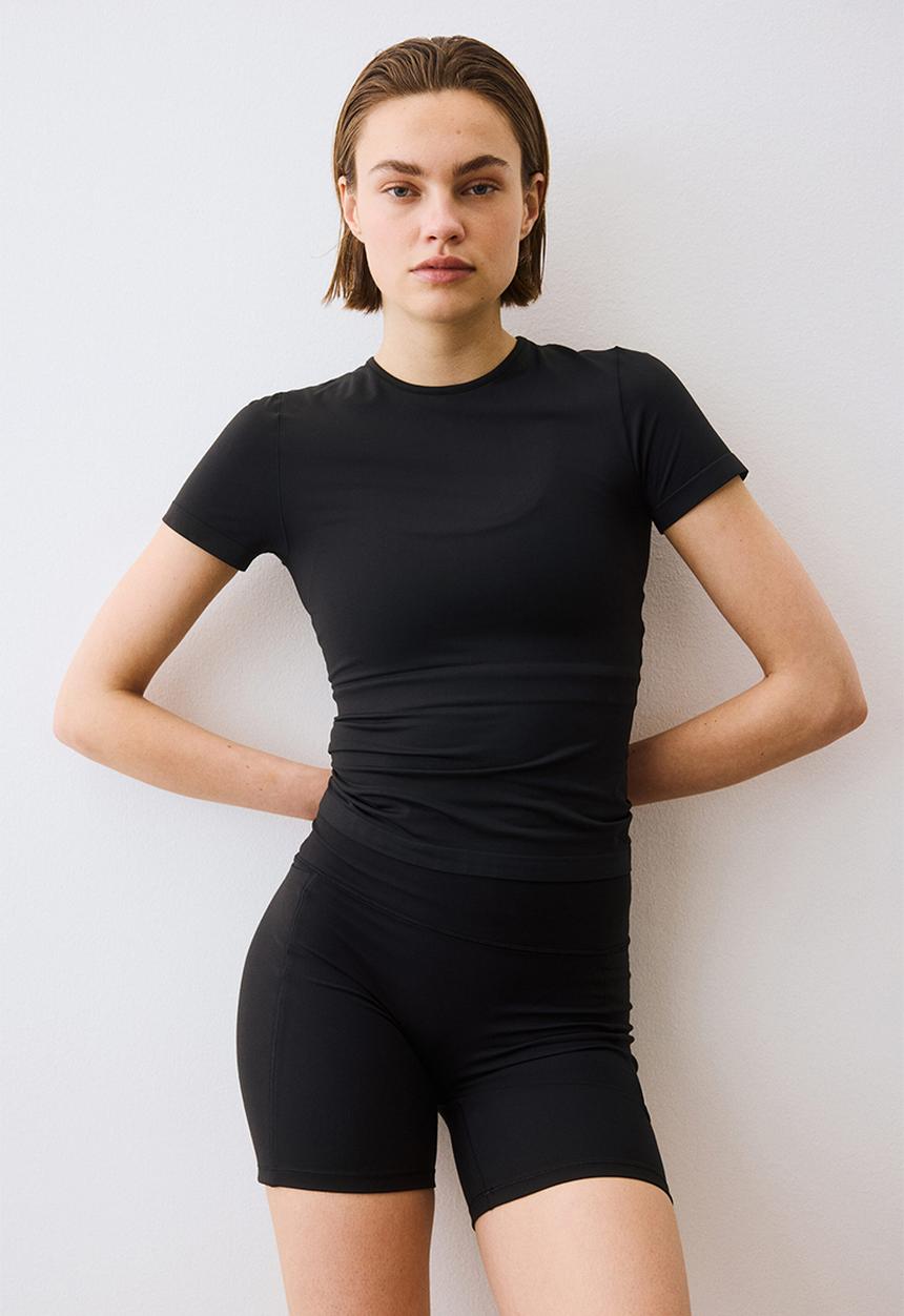 H&M - Seamless slim fit sports top with softmove - black