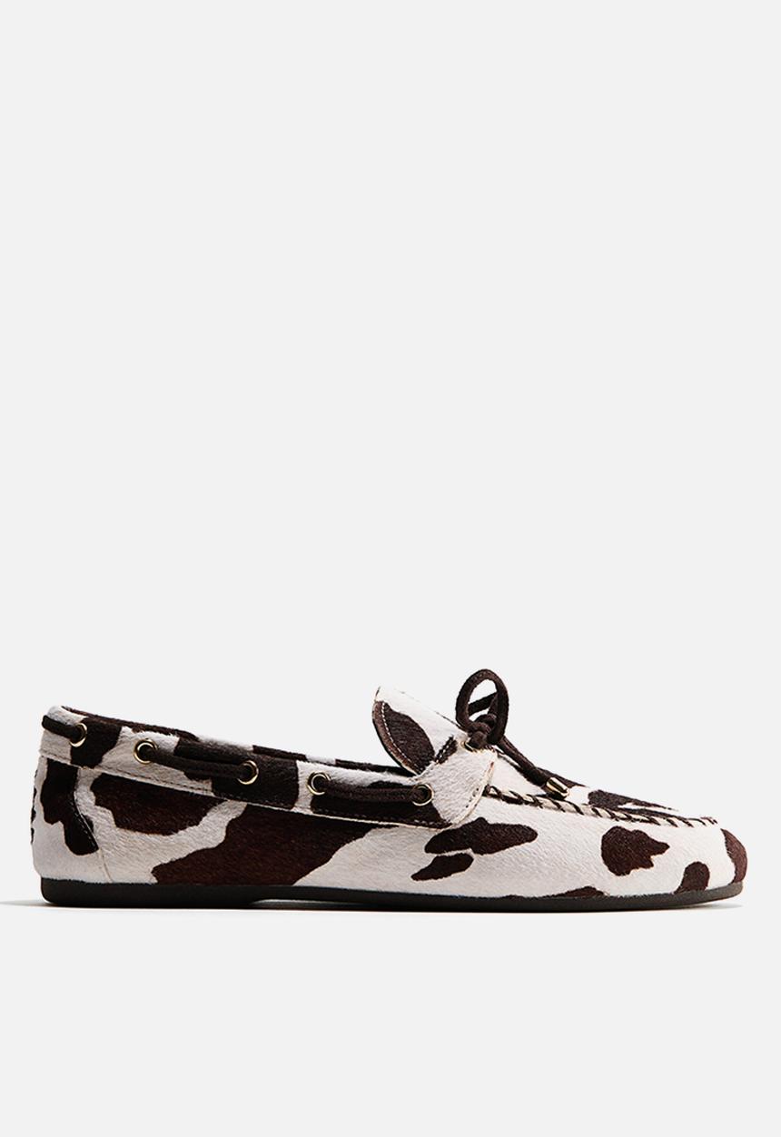 H&M - Deck shoes - white/cowhide print
