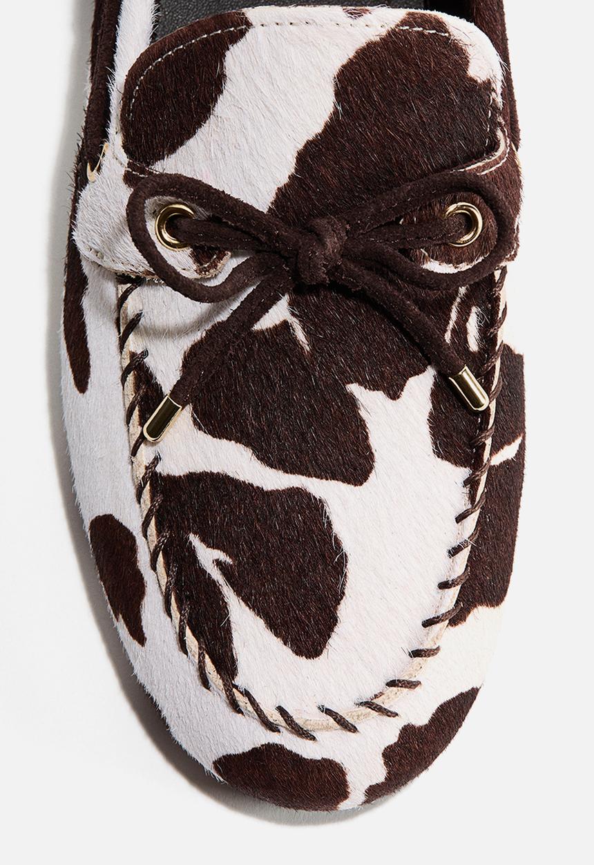 H&M - Deck shoes - white/cowhide print