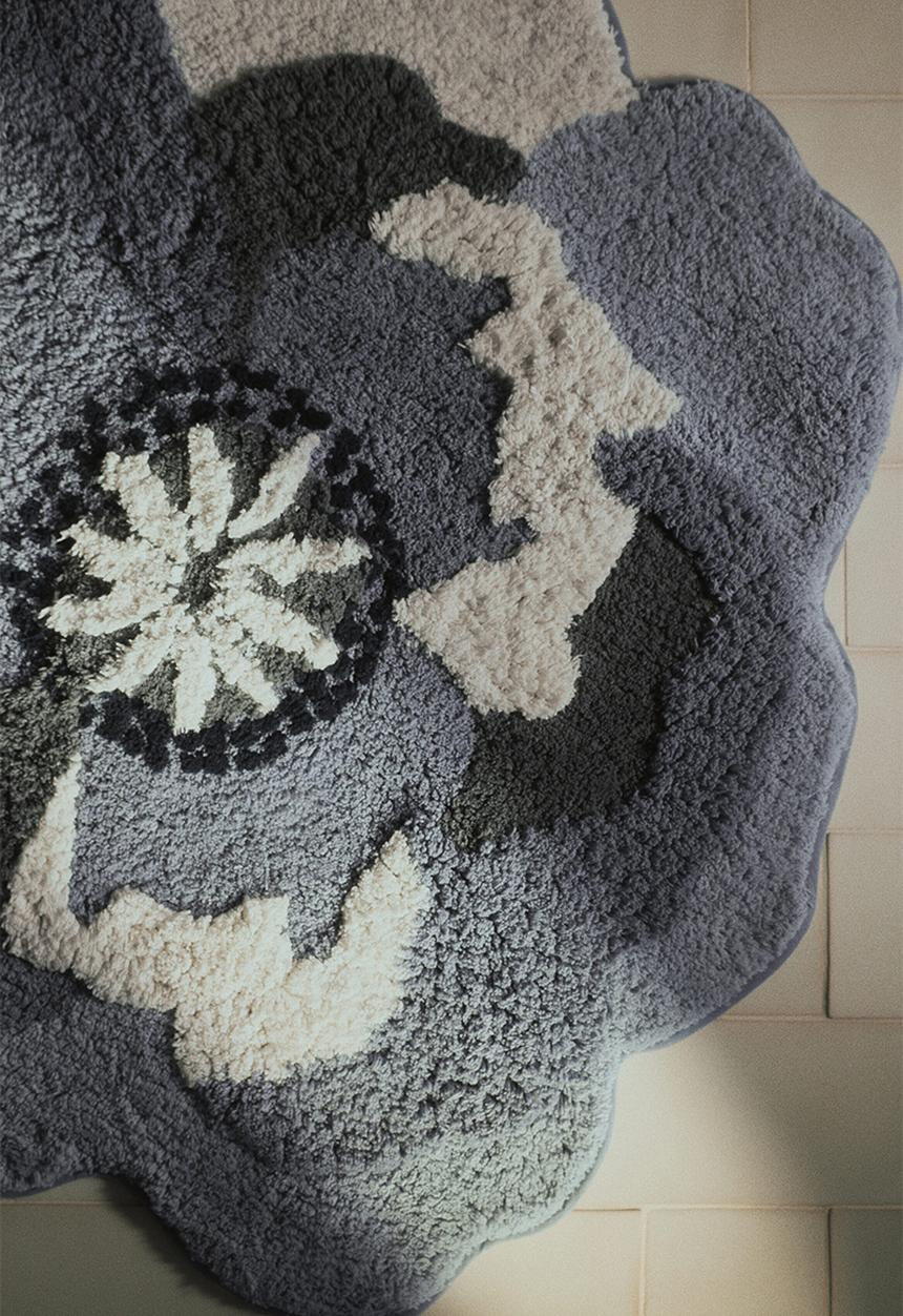 H&M - Tufted flower-shaped bath mat - dusty blue/flower