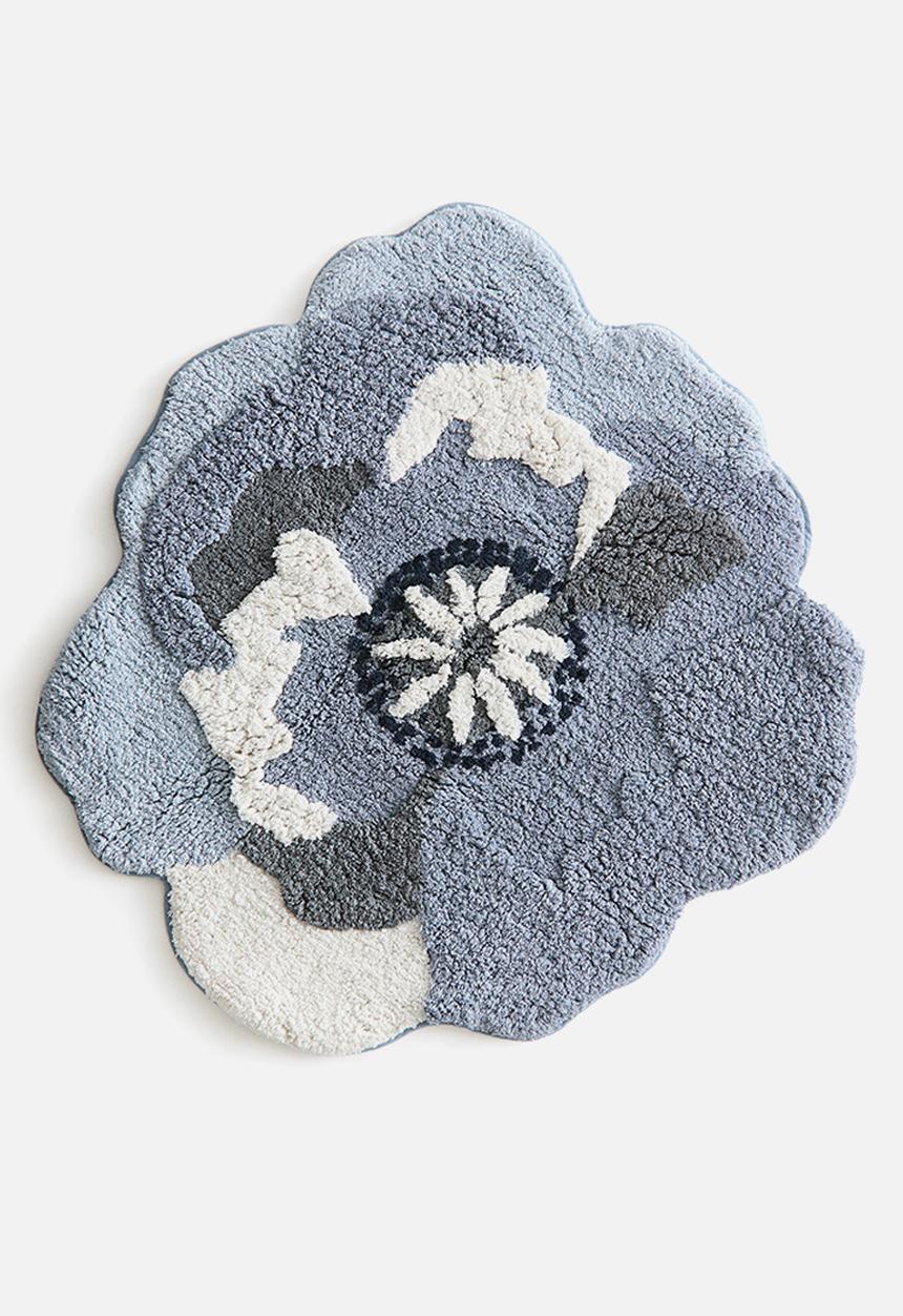 H&M - Tufted flower-shaped bath mat - dusty blue/flower