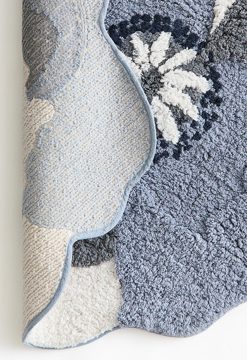 H&M - Tufted flower-shaped bath mat - dusty blue/flower