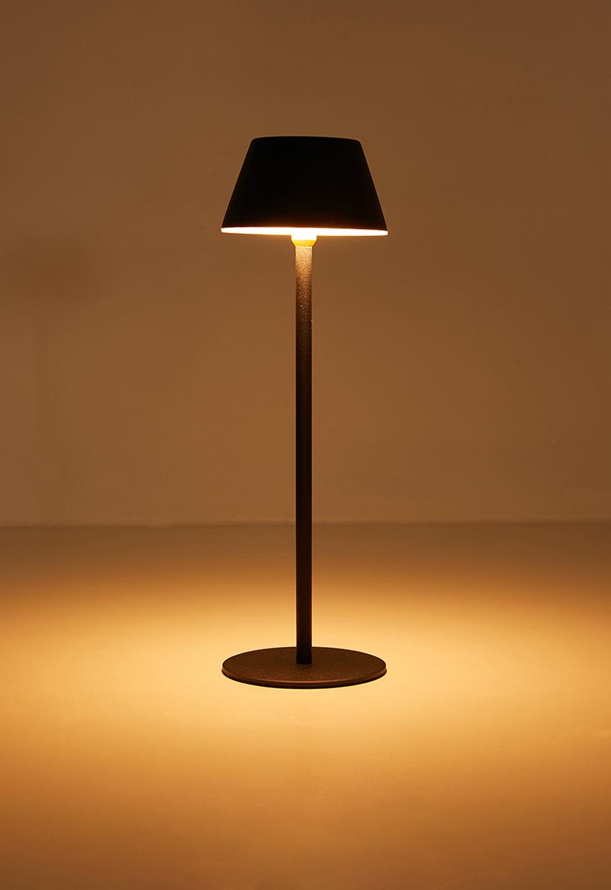 Pop Candy - Circular base desk lamp - black