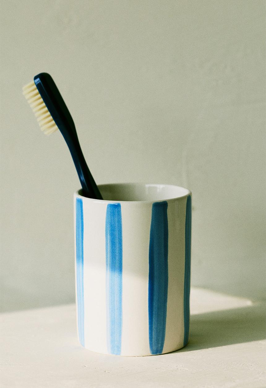 H&M - Stoneware toothbrush mug - white/blue striped