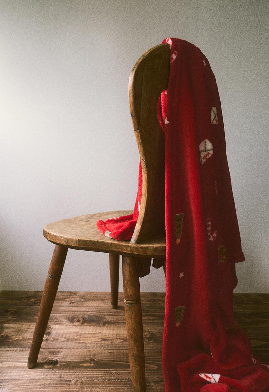 H&M - Patterned fleece blanket - red/christmas