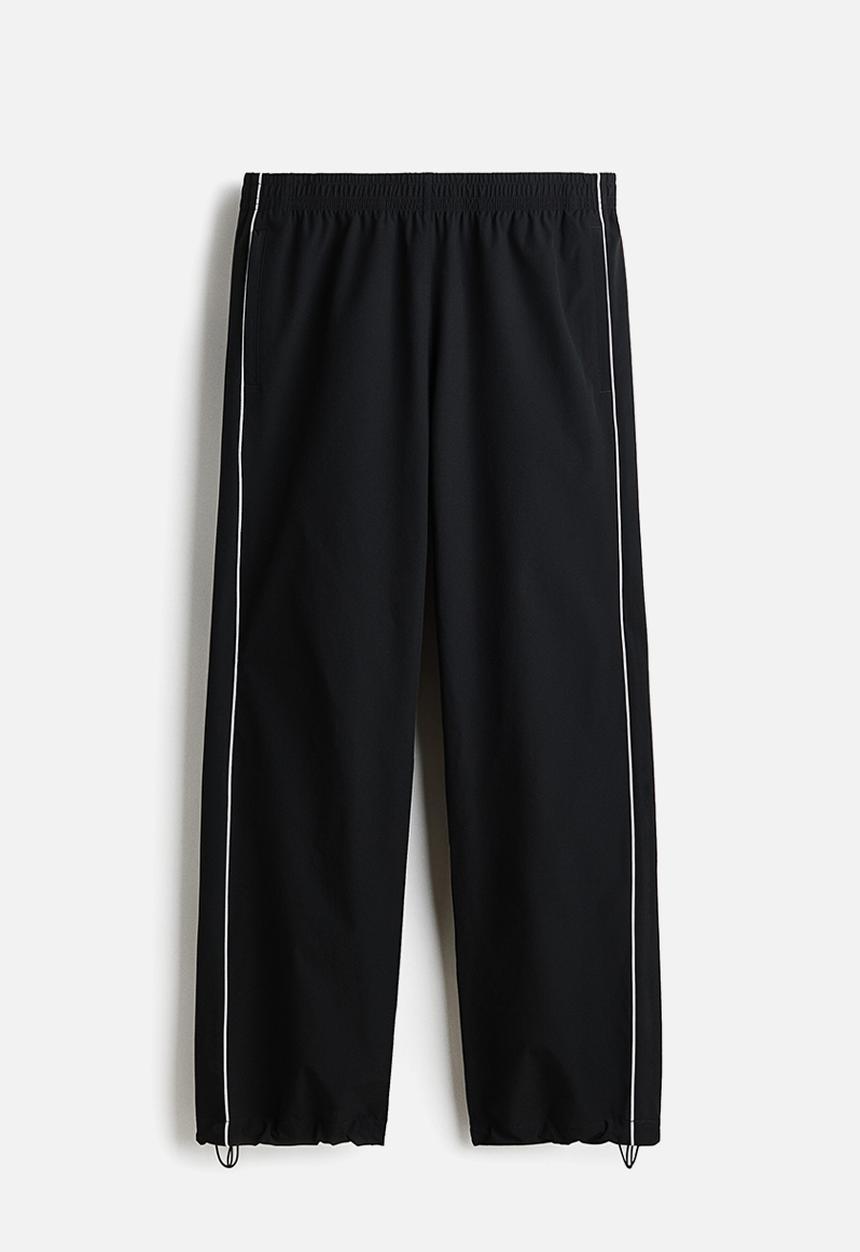 H&M - Relaxed fit printed track pants - black/honda