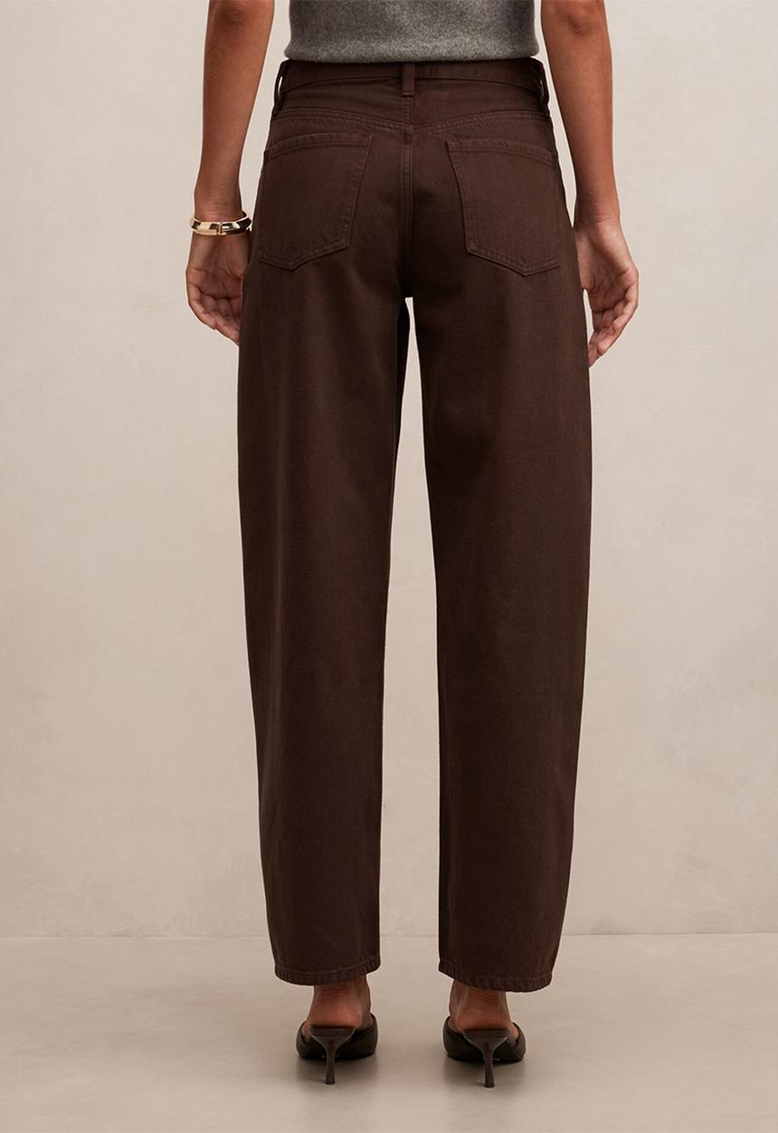 Forever New - Emma mid-rise barrel jeans in chocolate