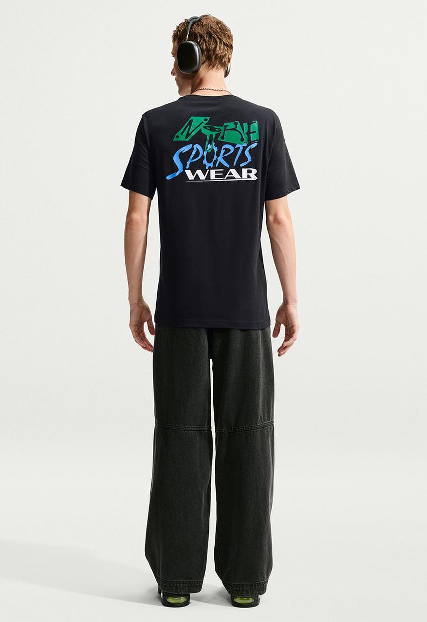 Nike - NSW Sports Wear back print Tee - Black