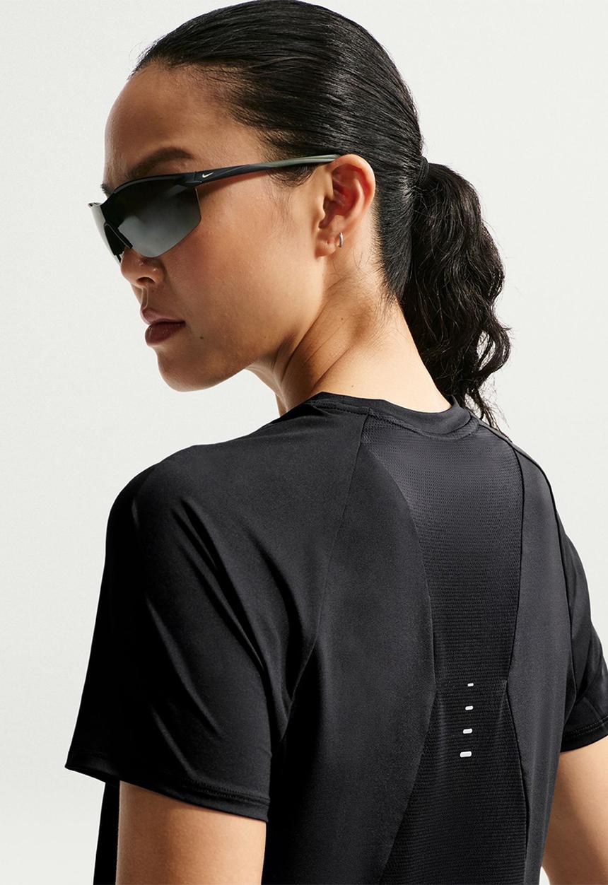Nike - W Nk Swift Df Top Ss Stndrd - Black/Reflectivesilv