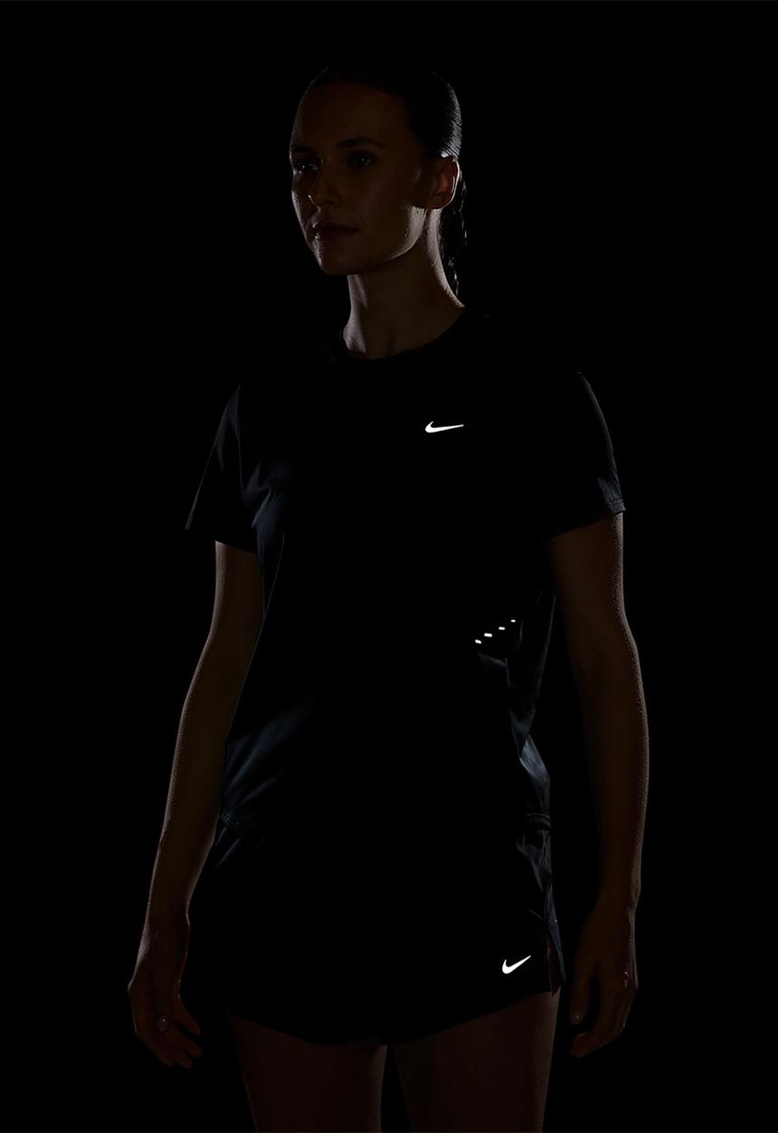 Nike - W Nk Swift Df Top Ss Stndrd - Black/Reflectivesilv