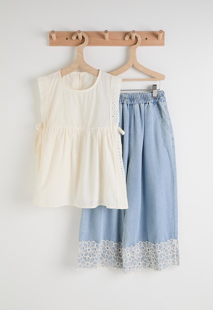 Pop Candy - Flared apron-style top with floral applique jeans - cream/blue