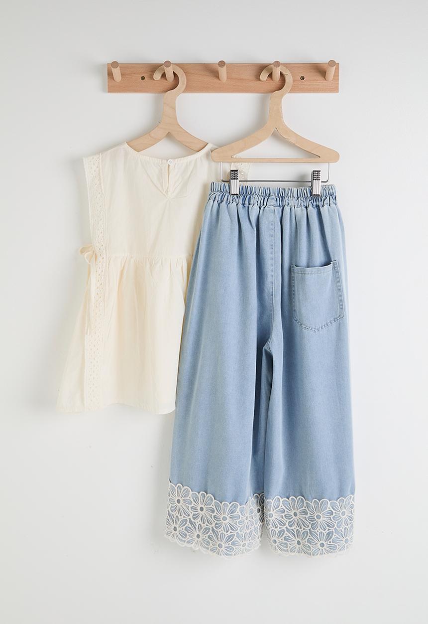 Pop Candy - Flared apron-style top with floral applique jeans - cream/blue