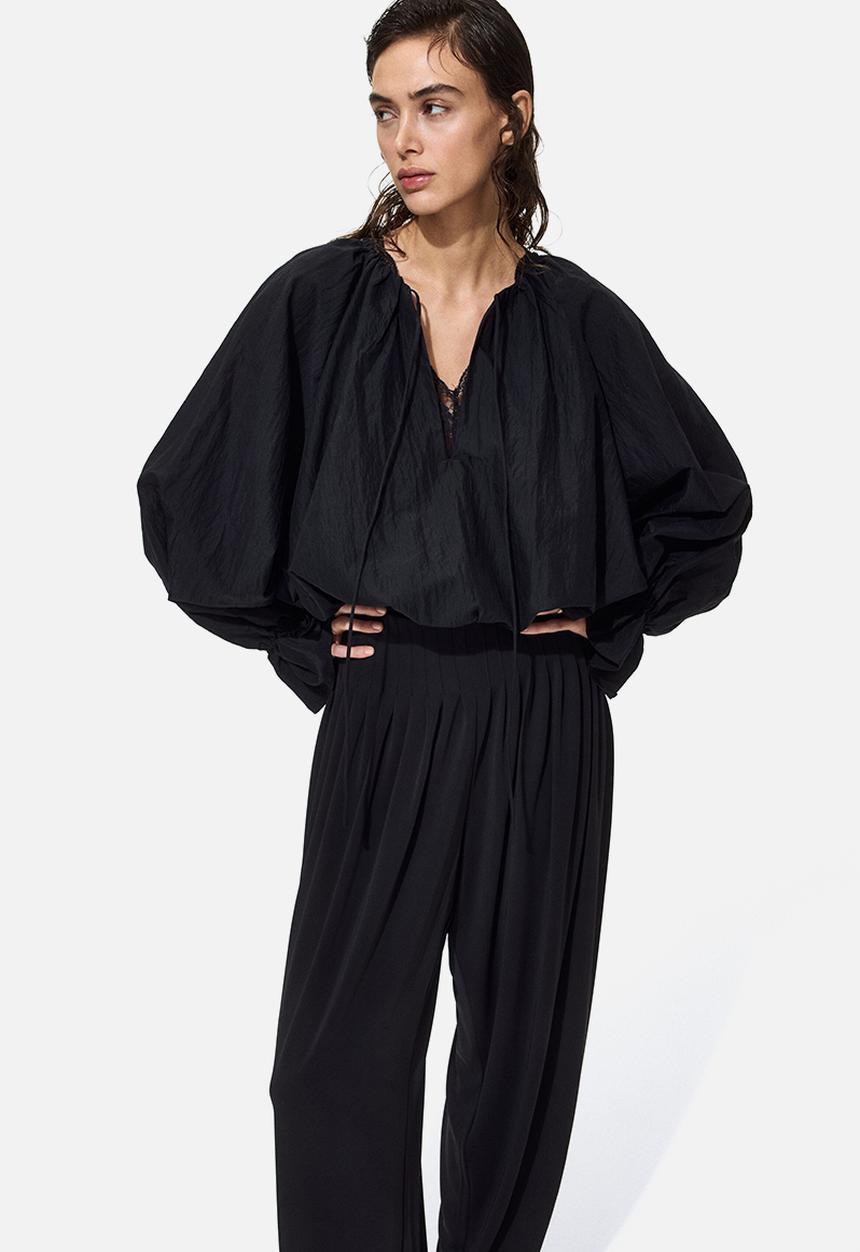 H&M - Pleated barrel-leg trousers - black