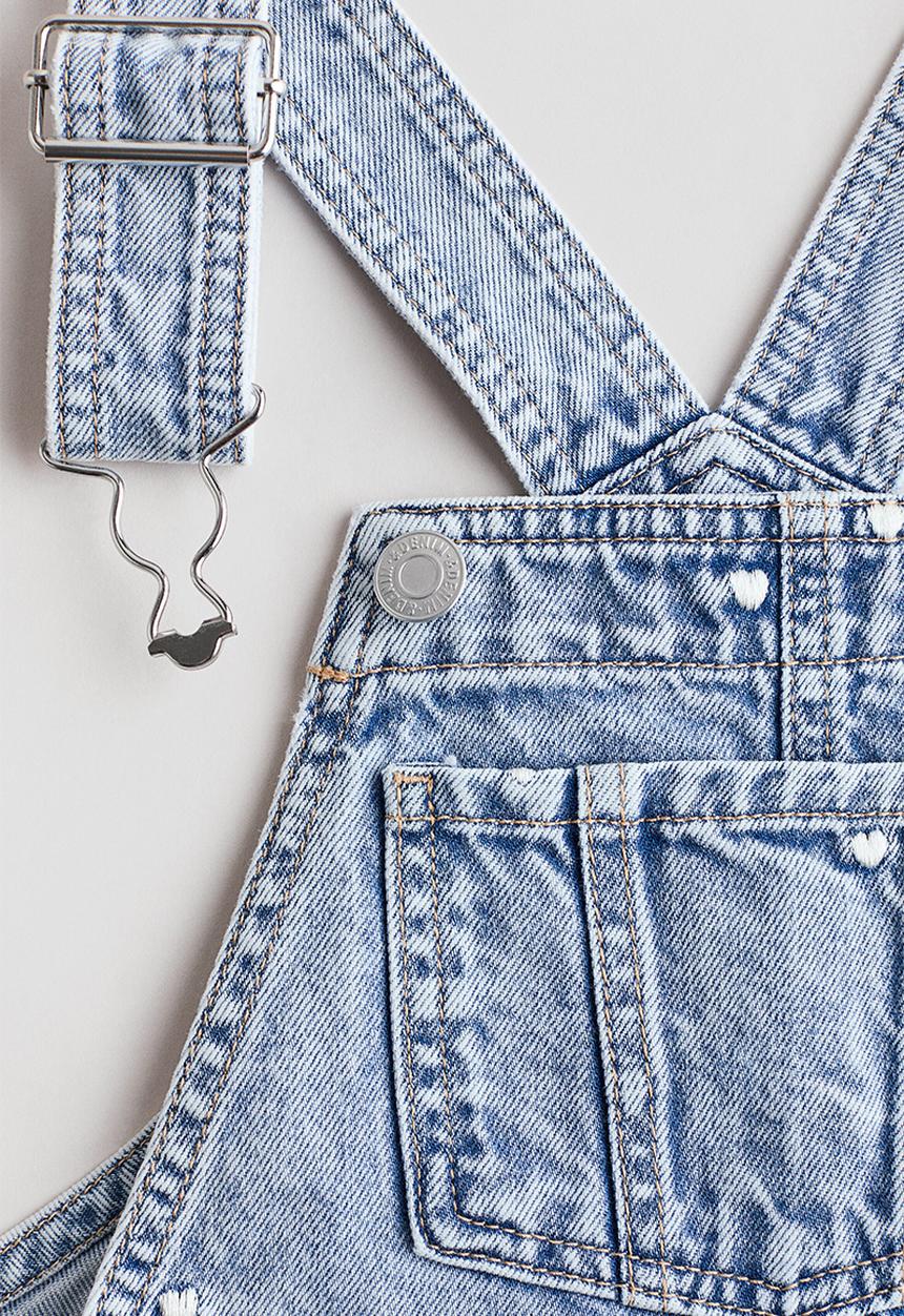 H&M - Embroidered denim dungaree shorts - light denim blue/hearts
