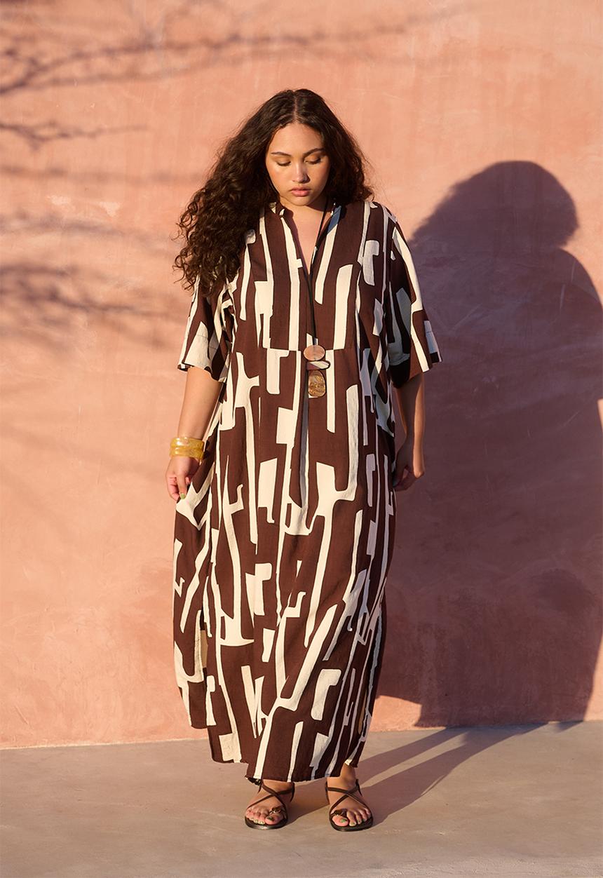Me&B - Plus Bib Front Tunic Maxi Dress - Choc/BananaPrint