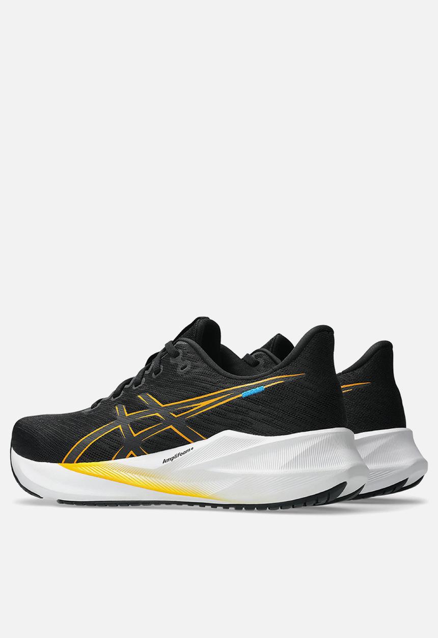ASICS - VERSABLAST 4 - BLACK/YAMABUKI