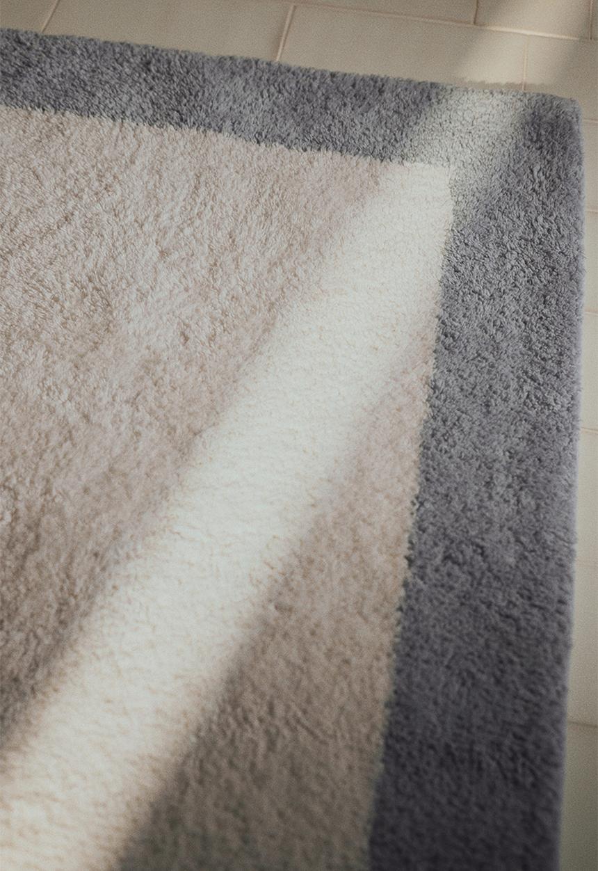 H&M - Tufted bath mat - light dusty blue