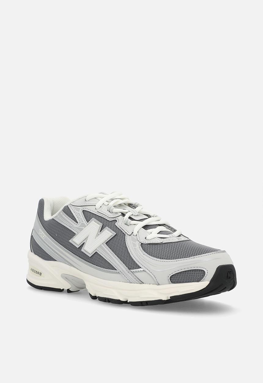 New Balance  - 740