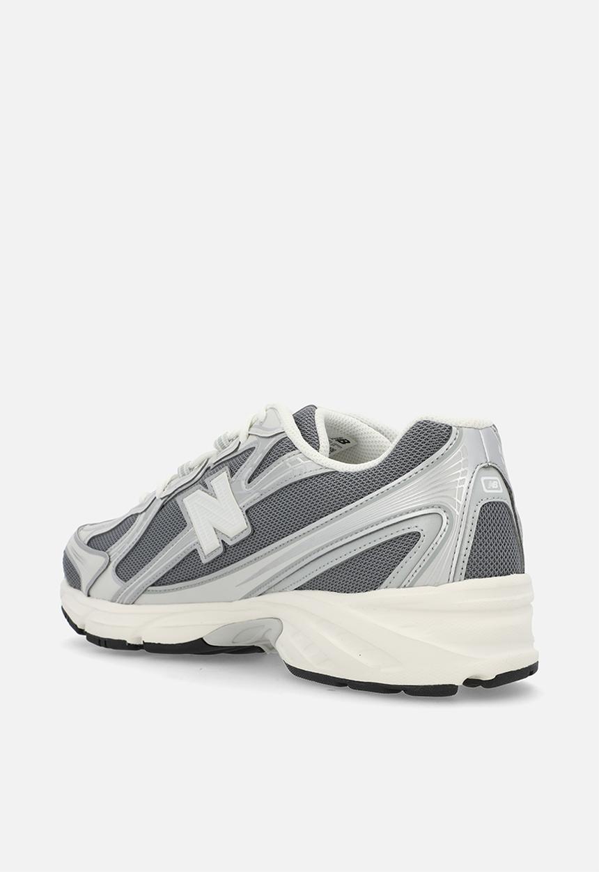 New Balance  - 740