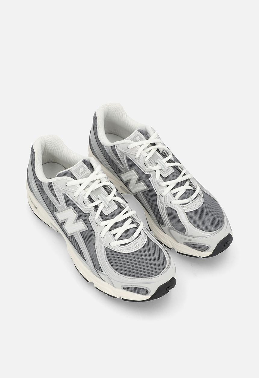 New Balance  - 740