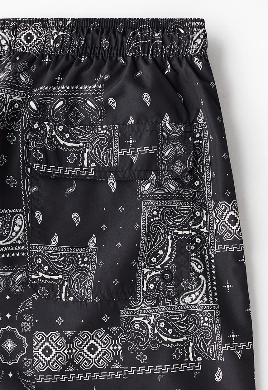 H&M - Patterned swim shorts - black/paisley pattern