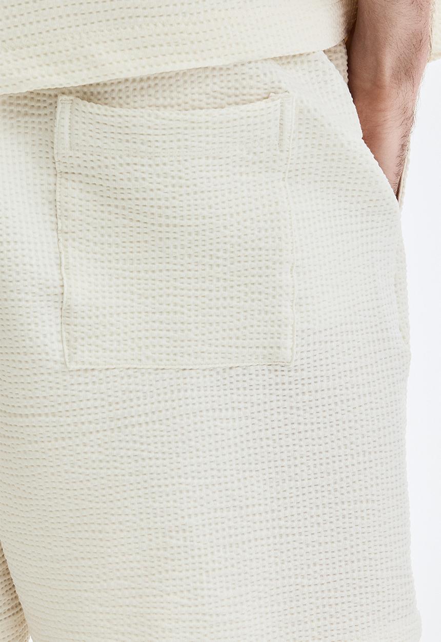 H&M - Relaxed fit waffled shorts - white