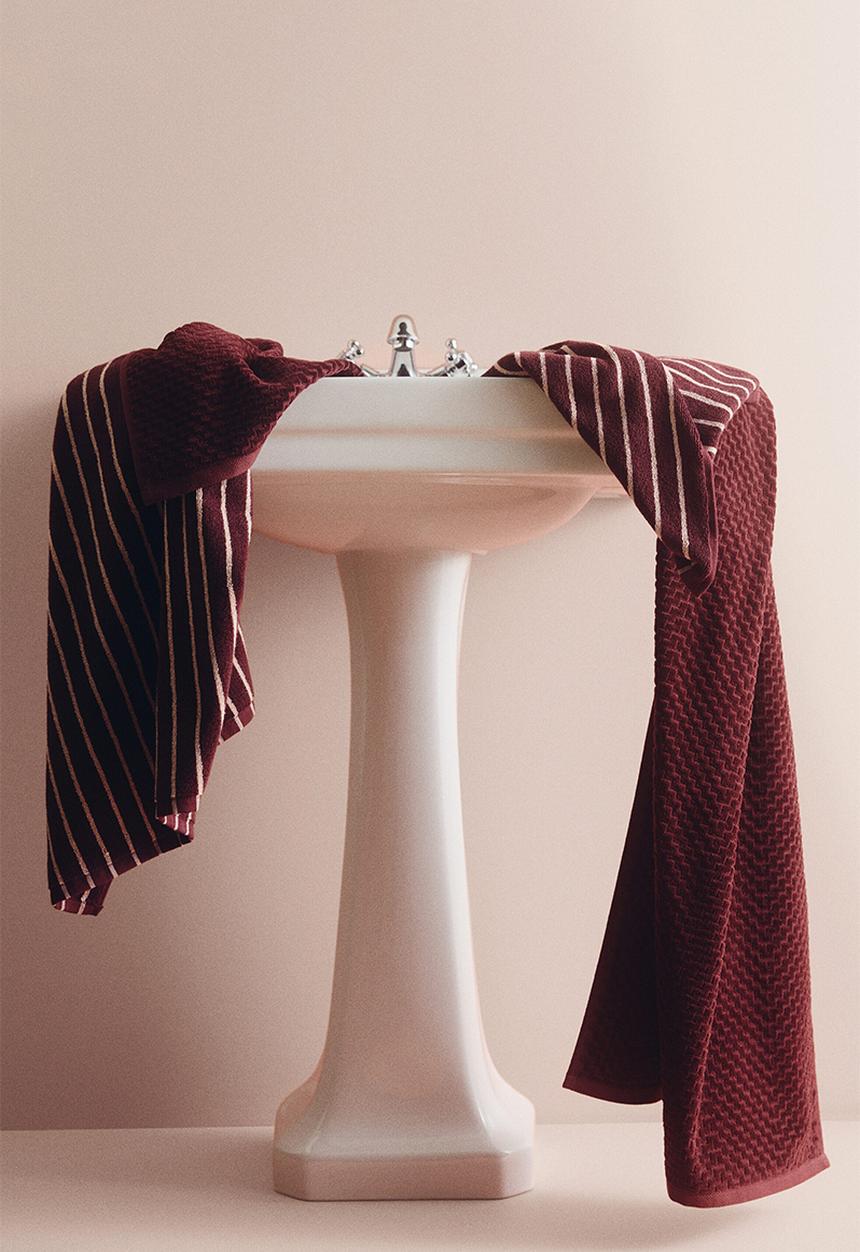 H&M - Textured bath towel - burgundy