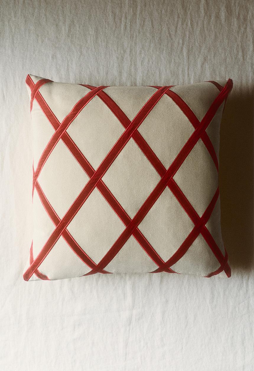 H&M - Patterned velvet cushion cover - red/harlequin pattern
