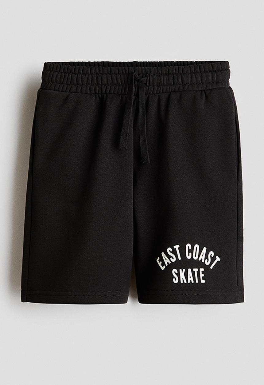 H&M - Printed sweatshorts - black/east coast skate