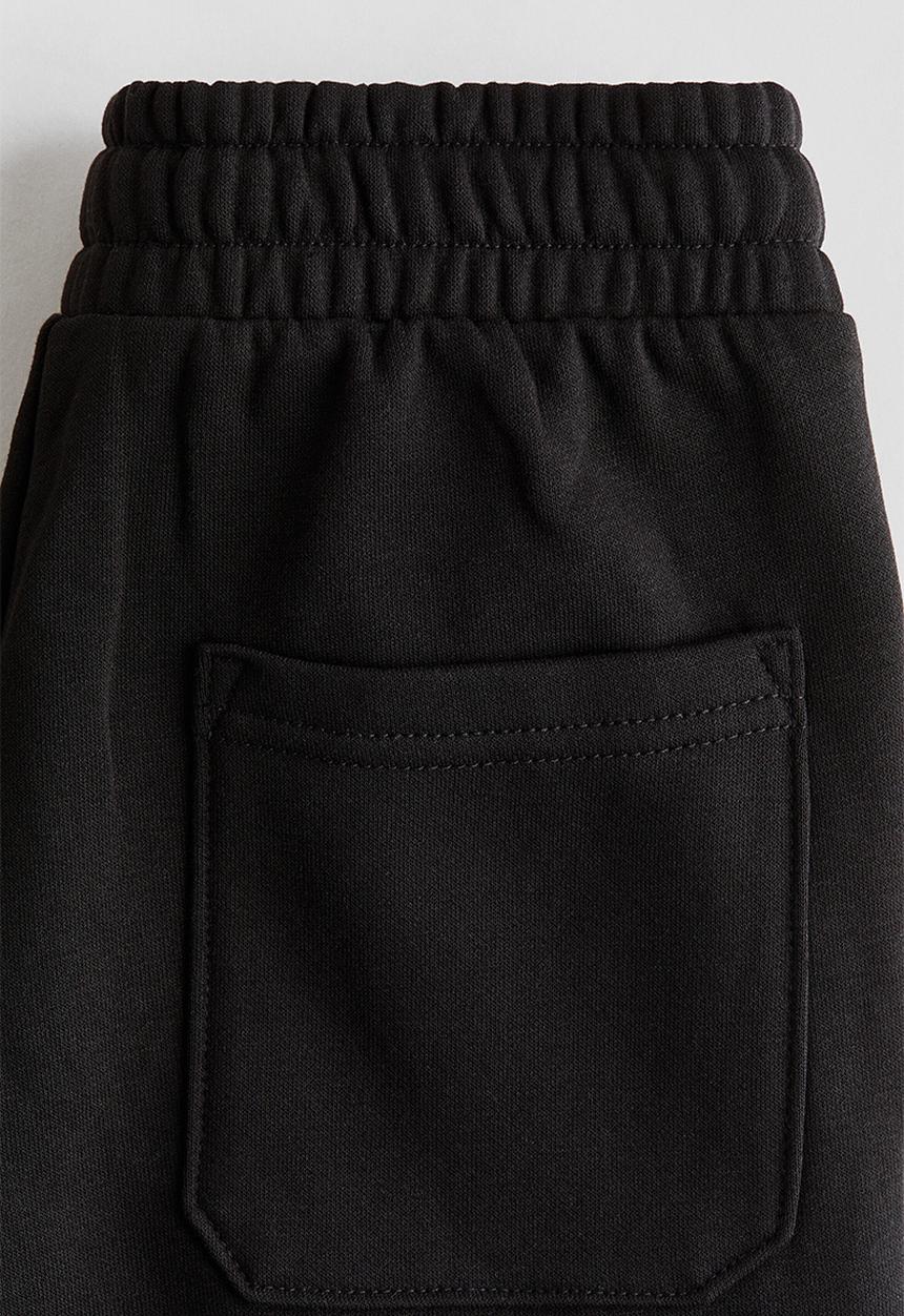 H&M - Printed sweatshorts - black/east coast skate