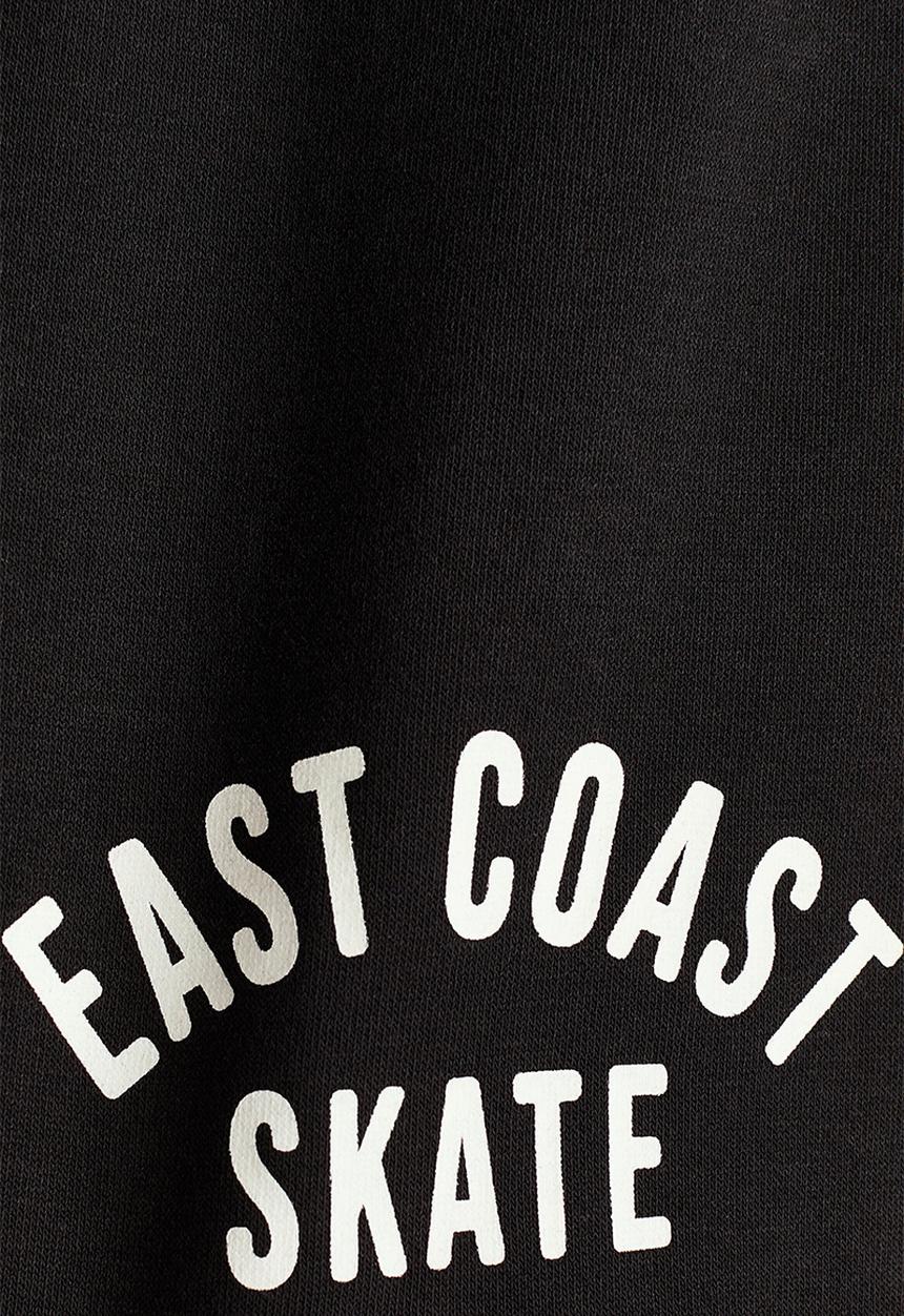 H&M - Printed sweatshorts - black/east coast skate