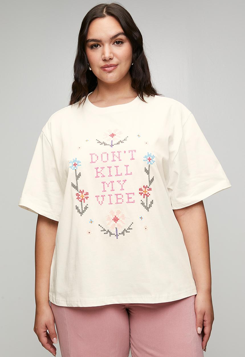 Me&B - Plus Cross Stitch Embroidery 'Killmyvibe' Statement Tee - White