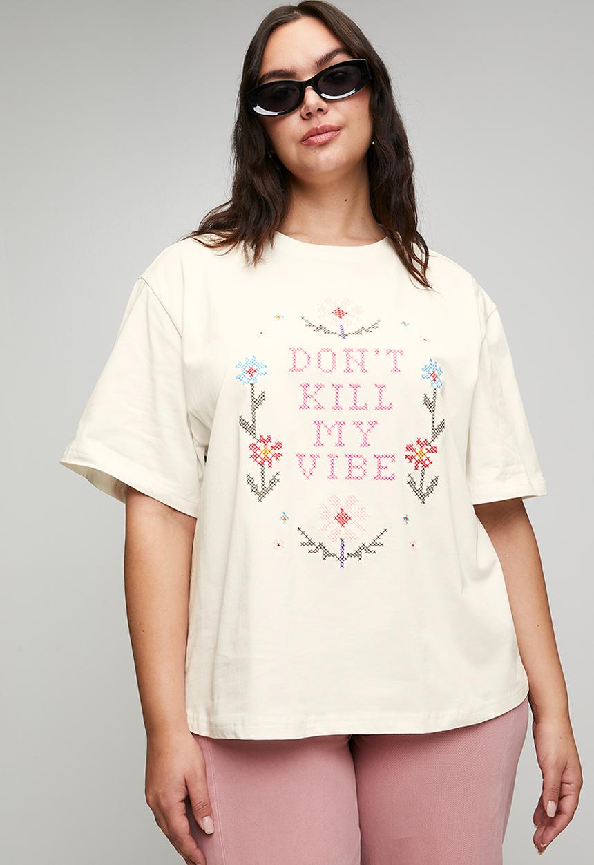 Me&B - Plus Cross Stitch Embroidery 'Killmyvibe' Statement Tee - White