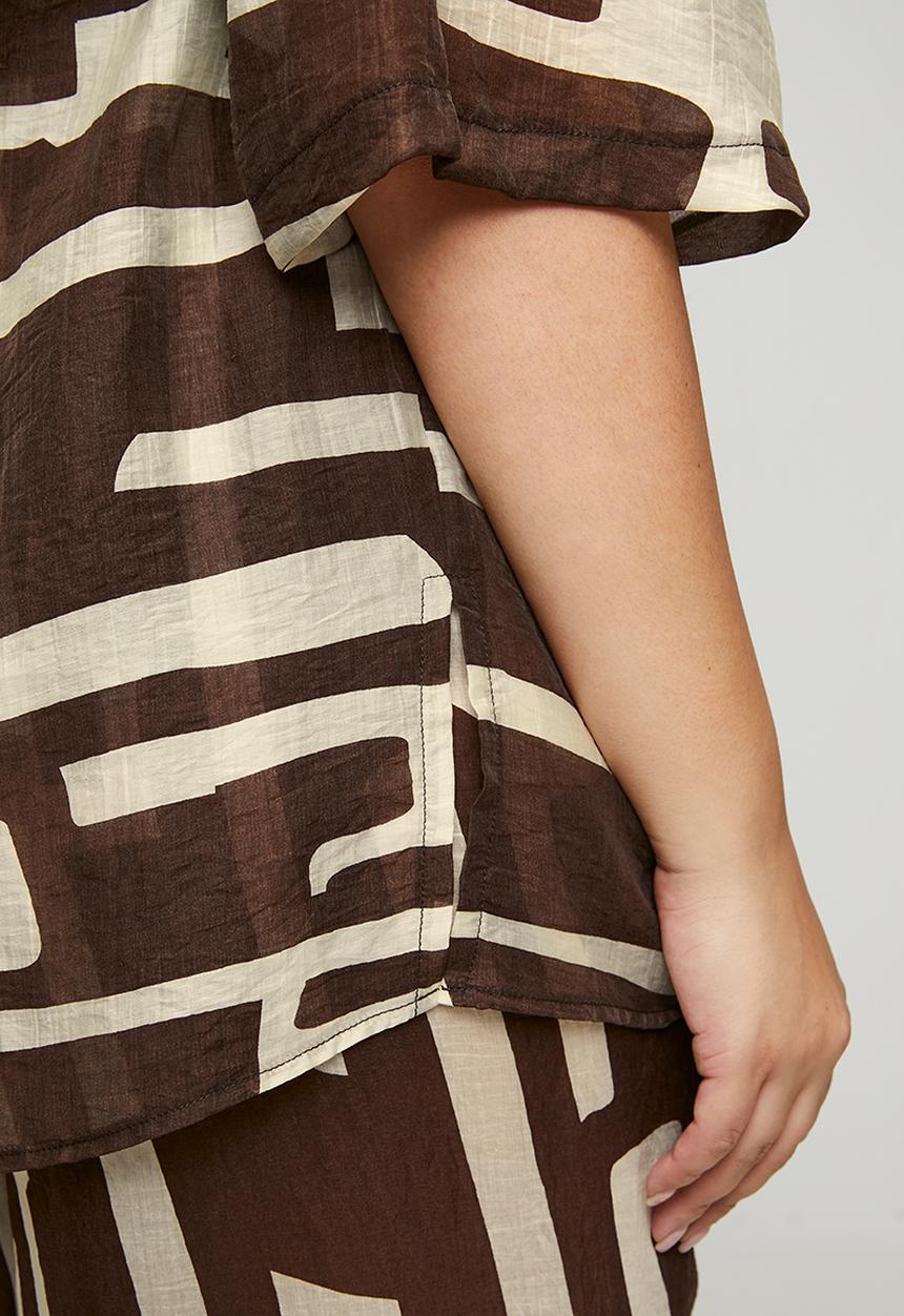 Me&B - Plus Oversized Shirt Patch Pockets - Choc/Bananaprint