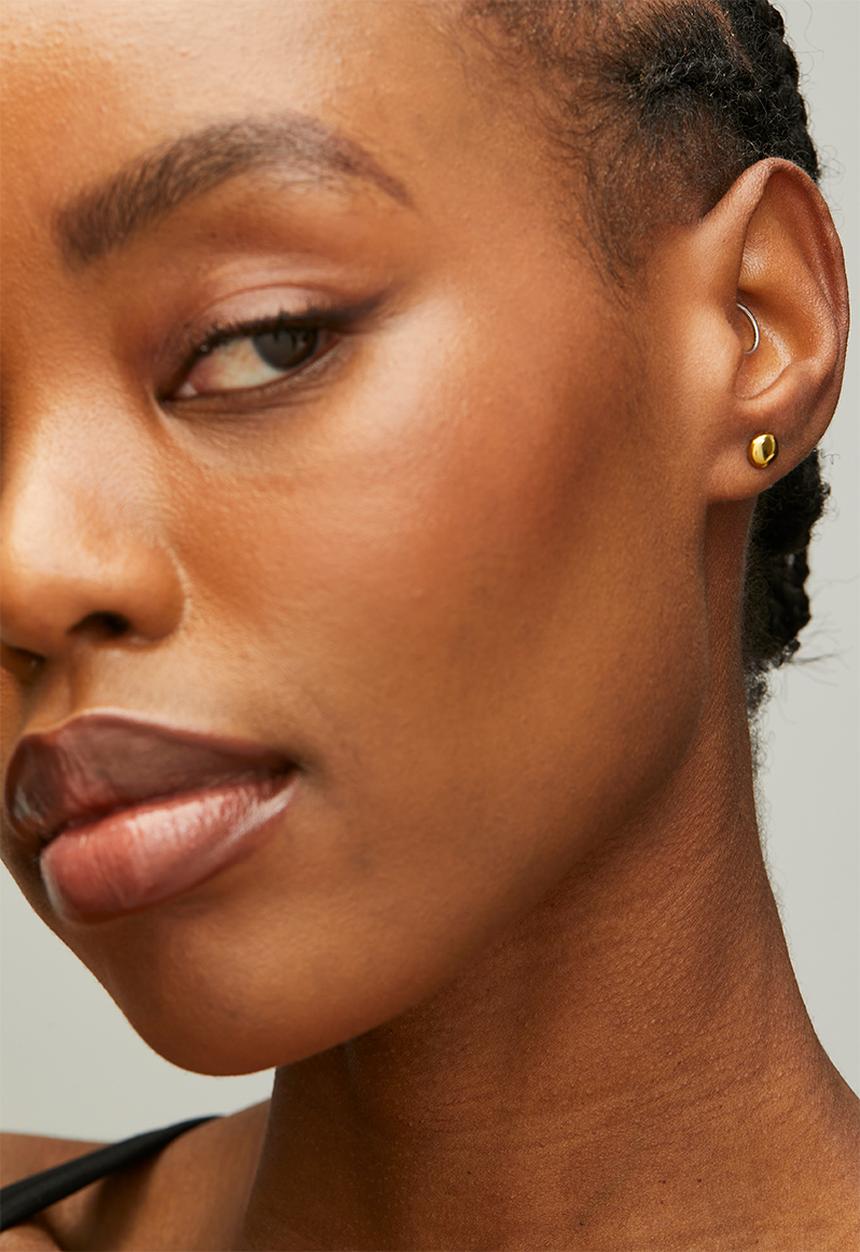 Zoe on Trend - Sleek Golden Stud Earrings - Gold
