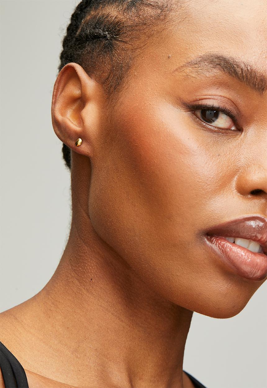 Zoe on Trend - Sleek Golden Stud Earrings - Gold