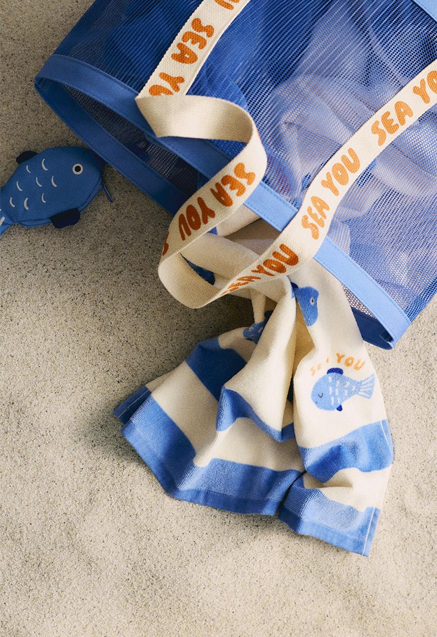 H&M - Patterned bath towel - cream/blue fish