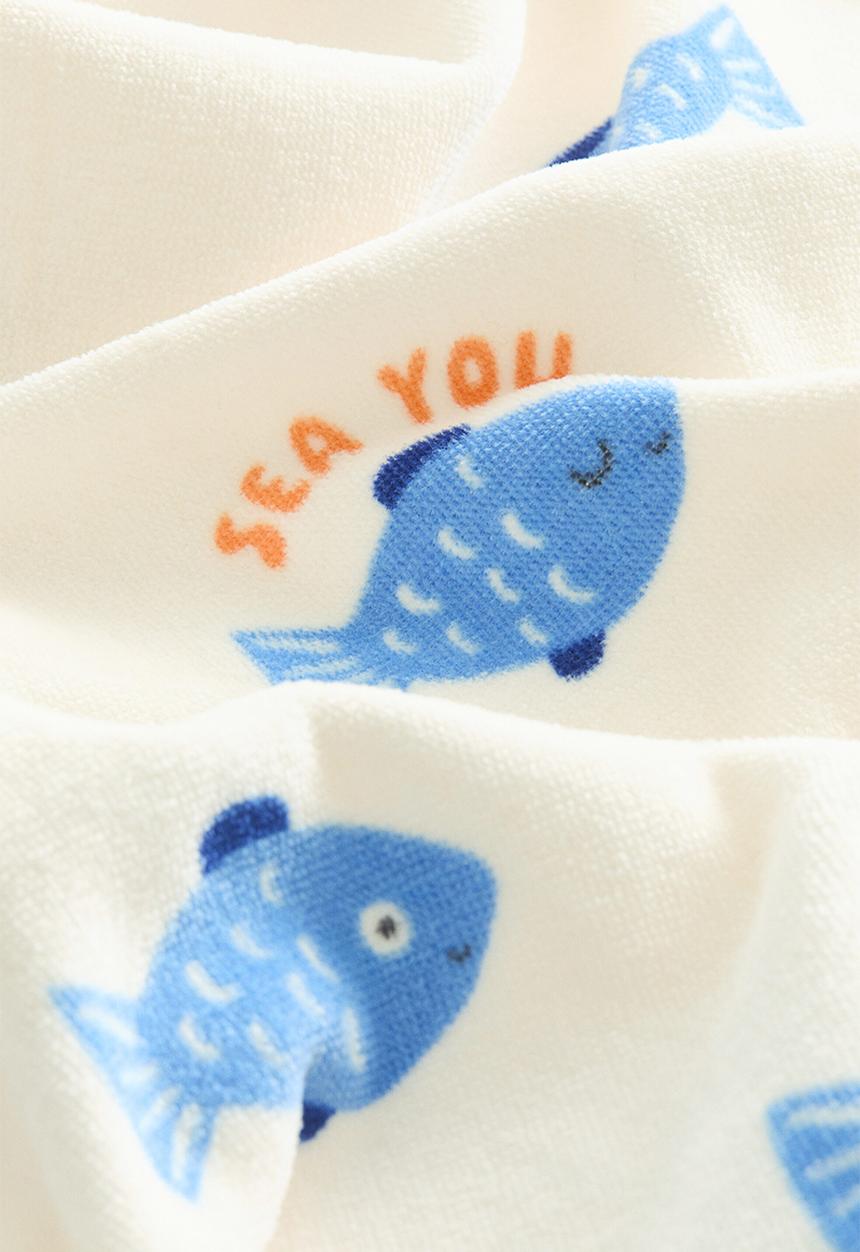 H&M - Patterned bath towel - cream/blue fish