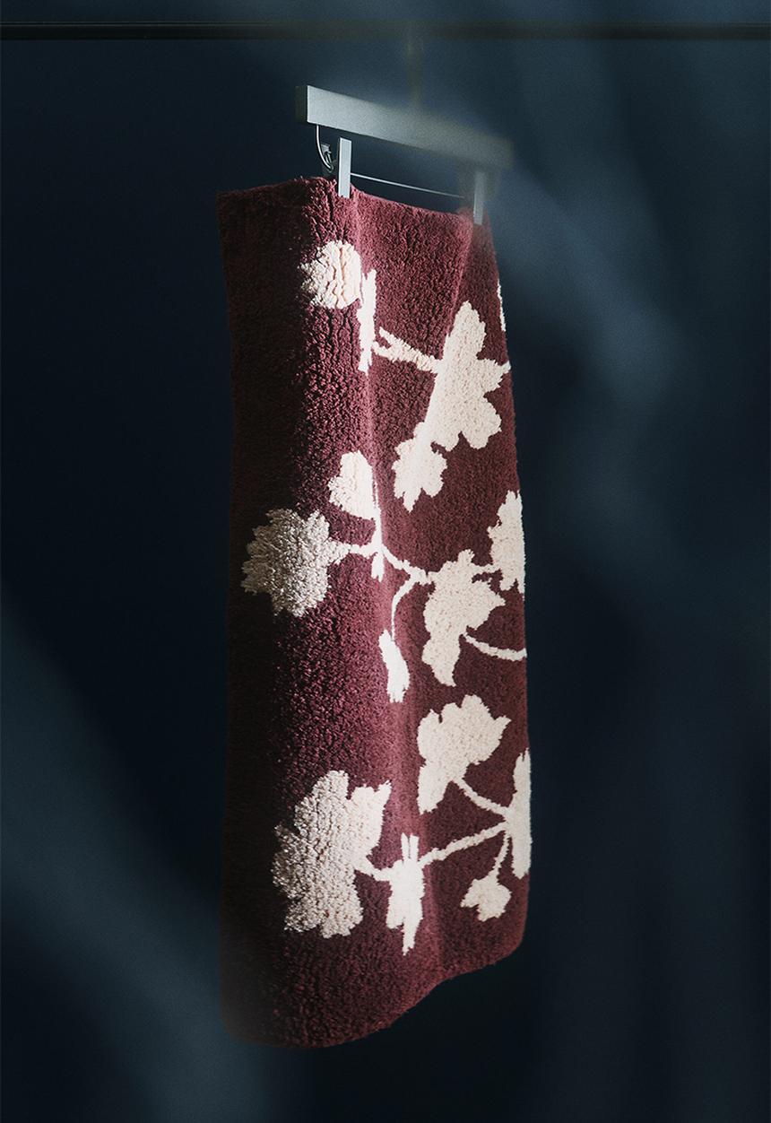 H&M - Tufted cotton bath mat - burgundy/light pink