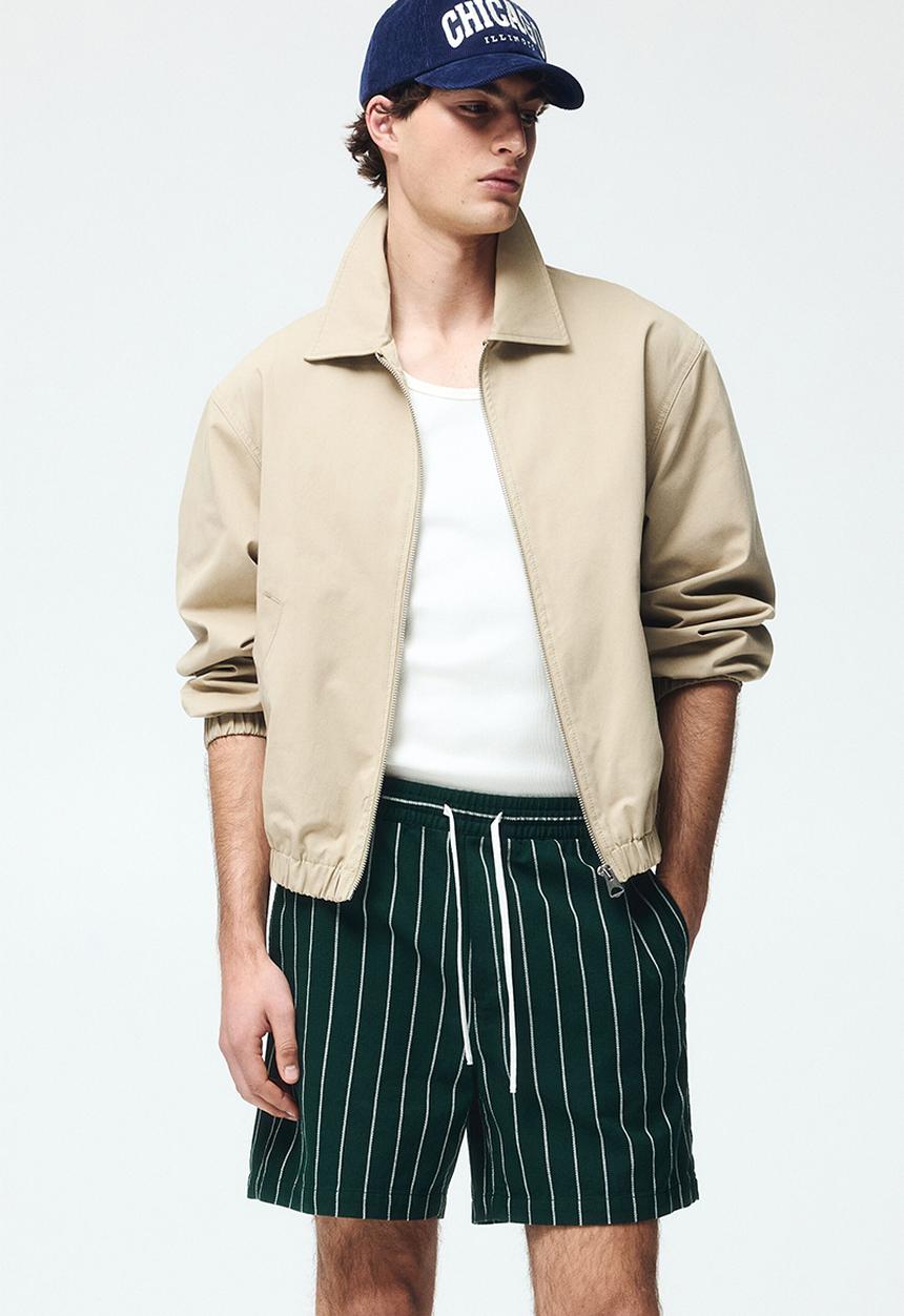 H&M - Regular fit shorts - dark green/striped