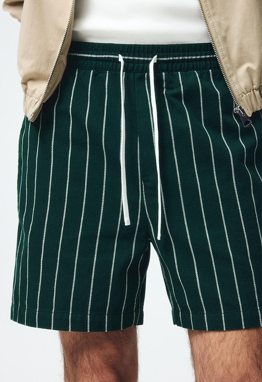 H&M - Regular fit shorts - dark green/striped